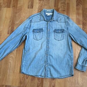 EUC H&M Light Blue Denim Western  Button Down Shirt w Pearl Snaps
